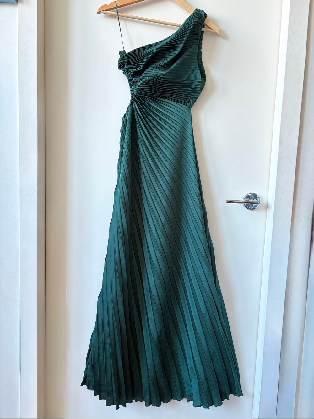 BNWT Quiz Satin Pleated One Shoulder Maxi Dress Dark Green Size 2 Eveningwear